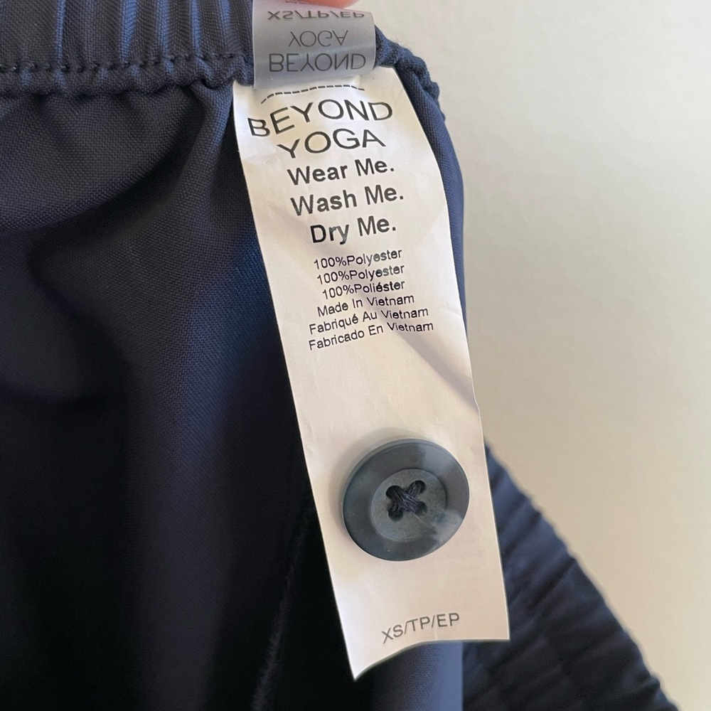 Beyond Yoga Women's XS Status Shorts Nocturnal Navy Blue Jetstretch Woven Stretc - Picture 14 of 16